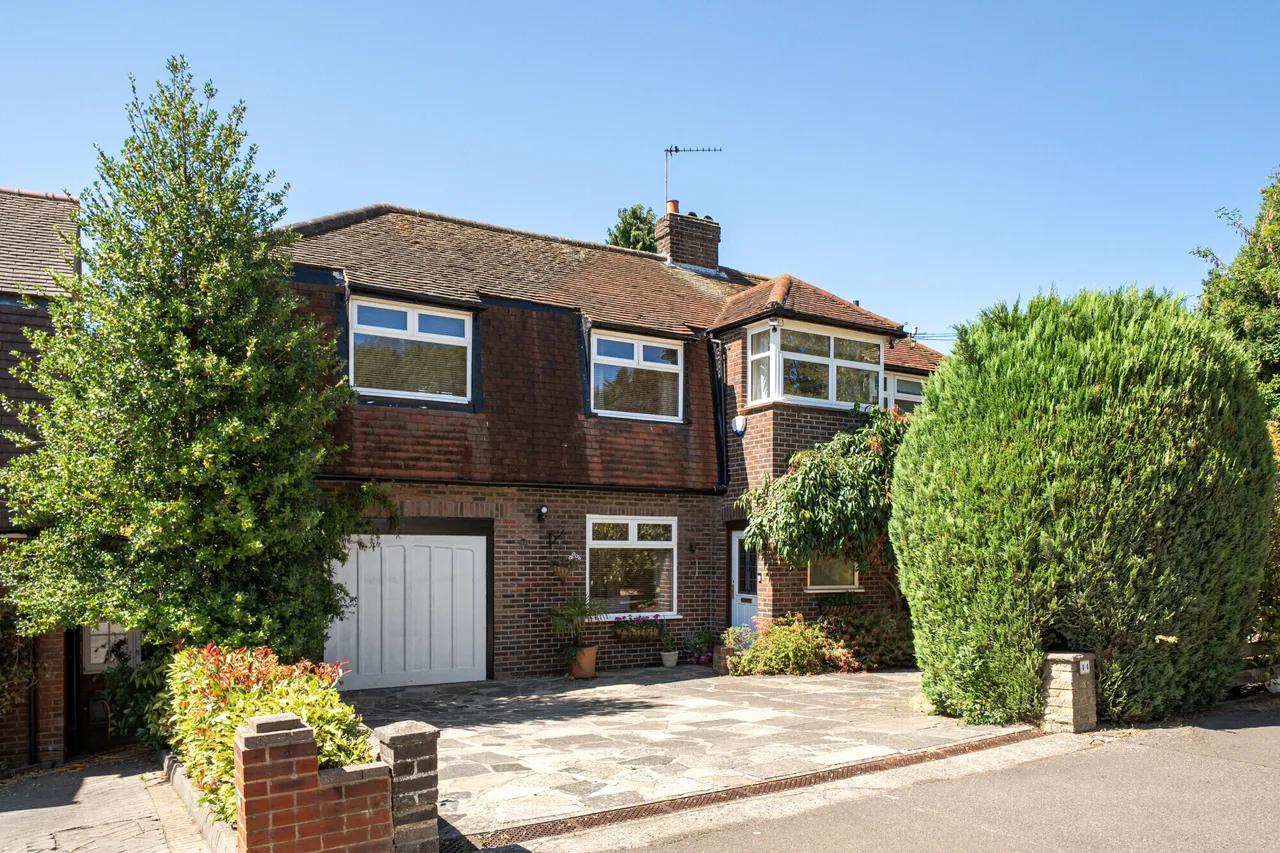3 bed house for sale — Green Curve, Banstead, SM7