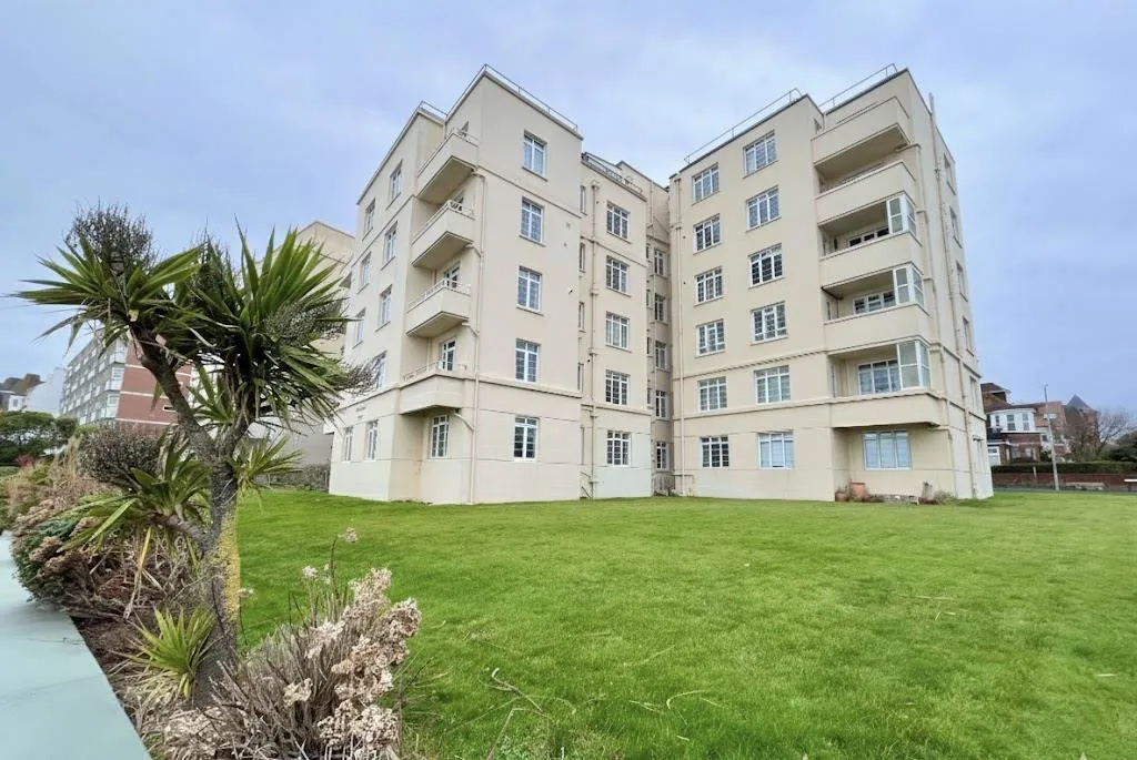 3 bed flat for sale — Bedford Avenue, Bexhill-On-Sea, TN40 1NQ