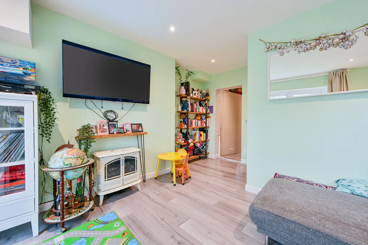 Brentford, TW8, photo 3