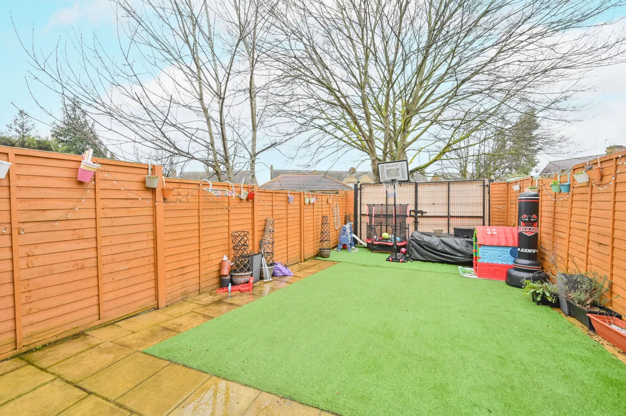 Brentford, TW8, photo 2