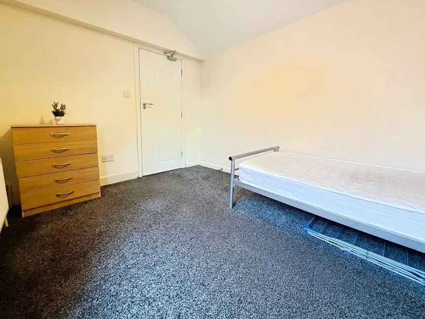 Liverpool Road, Eccles, M30, photo 3