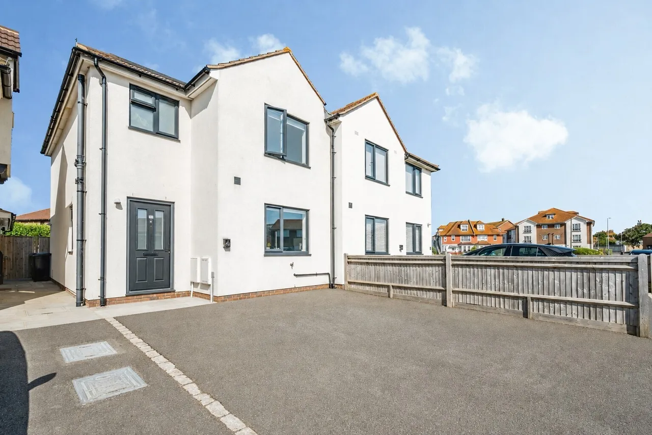 3 bed house for sale — College Road, Seaford