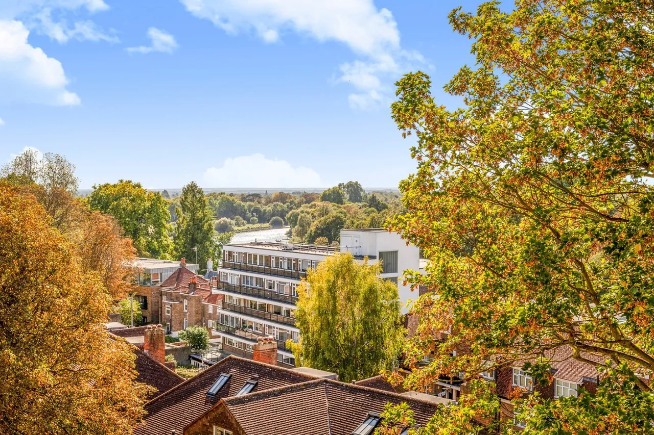 2 bed flat for sale, Howson Terrace, Richmond Hill, TW10