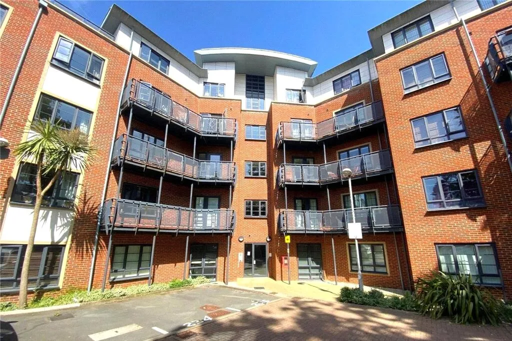 Wallis Square, Farnborough, GU14, photo 4