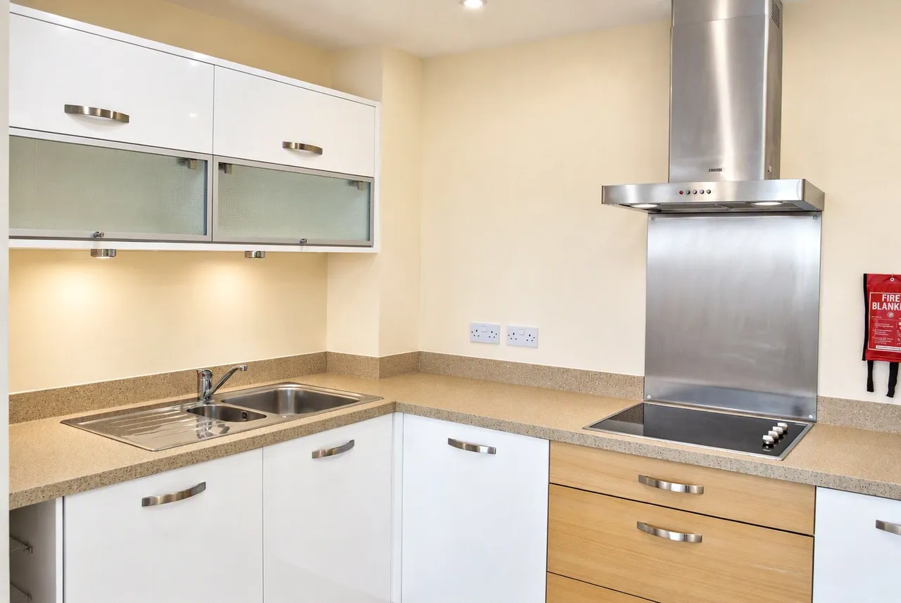 Wallis Square, Farnborough, GU14, photo 6