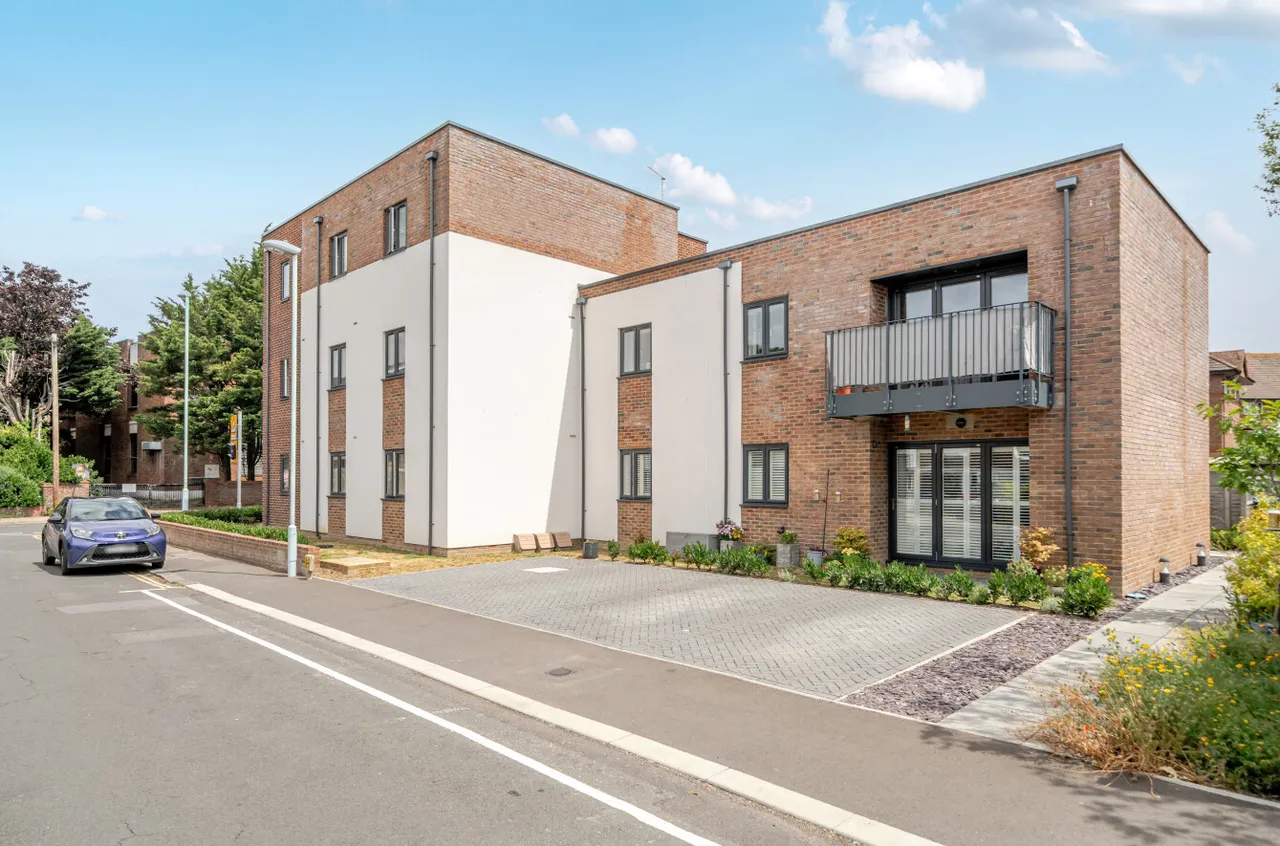 2 bed flat for sale, Salvington Road, Worthing, BN13