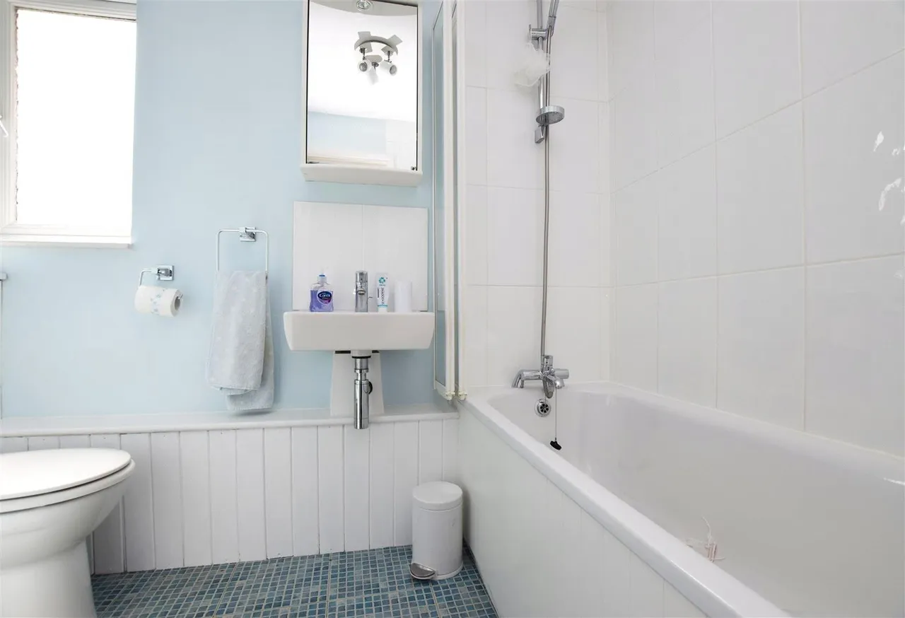 Uxbridge Road, Hampton Hill, TW12, photo 6