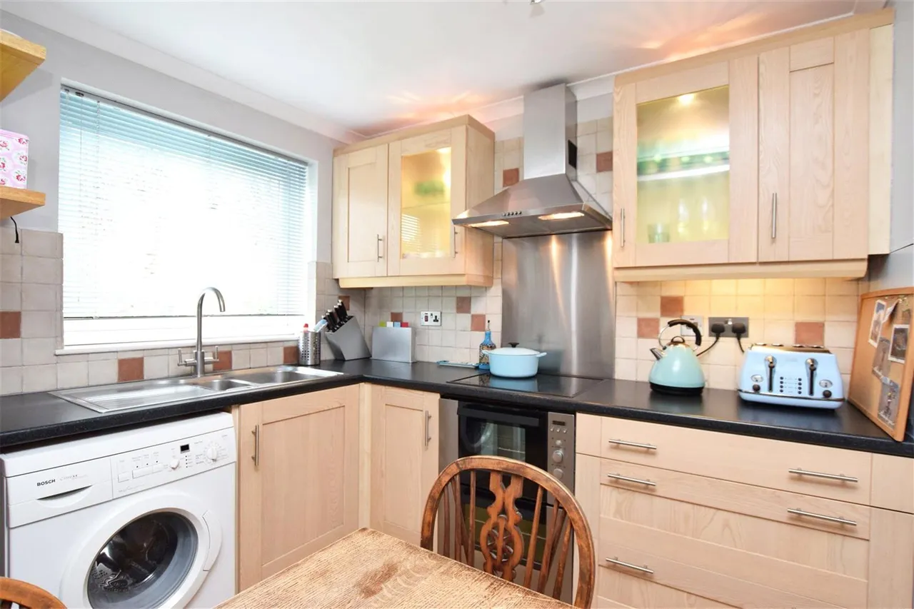 Uxbridge Road, Hampton Hill, TW12, photo 3