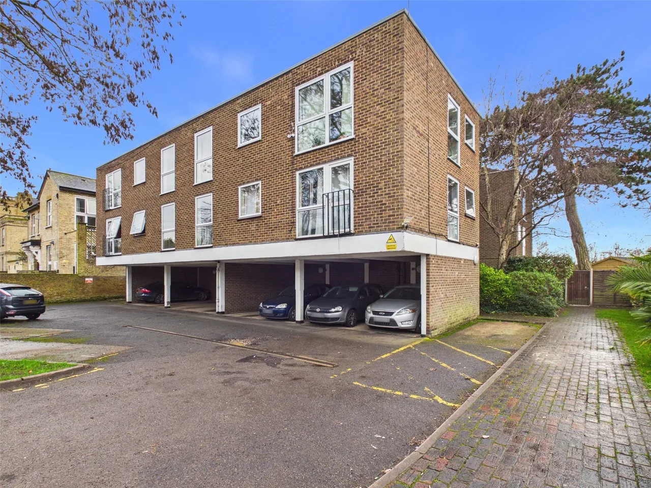 2 bed flat for sale, Uxbridge Road, Hampton Hill, TW12