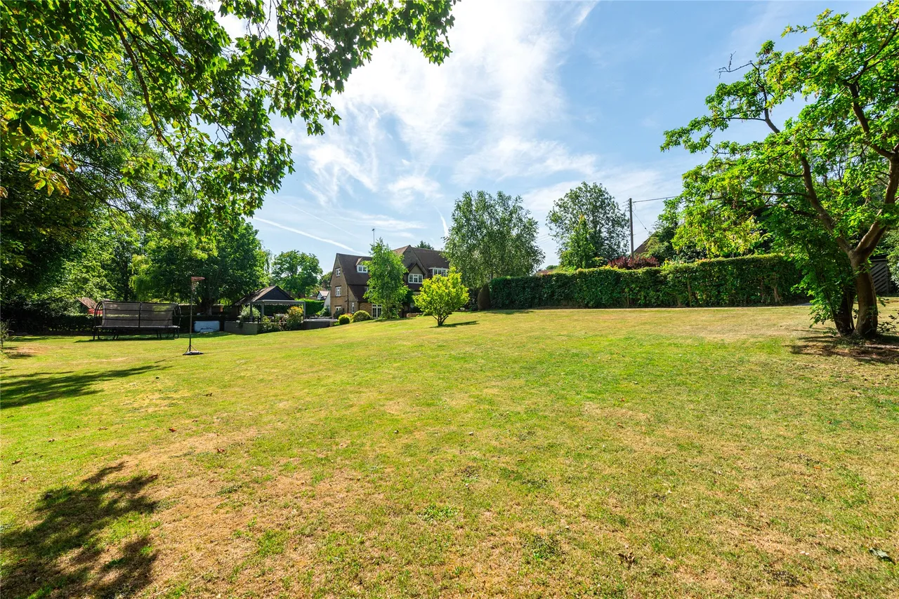 High Street, MK44, photo 13