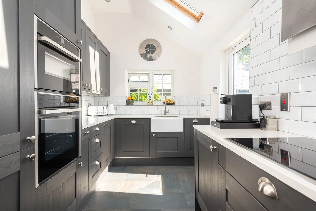 High Street, MK44, photo 8