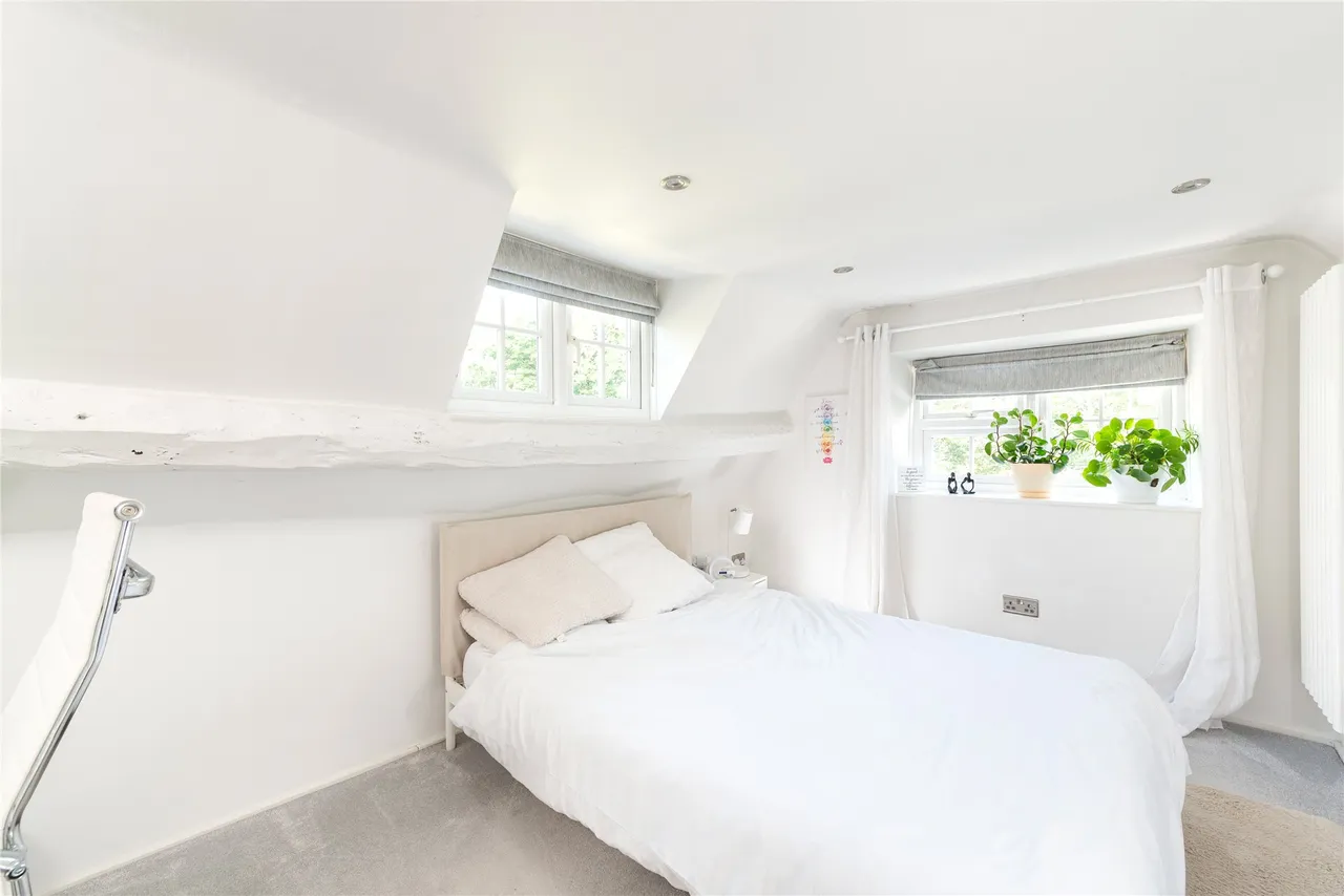 High Street, MK44, photo 17