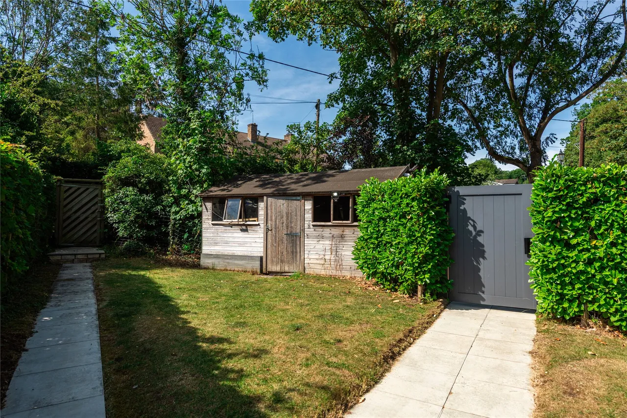 High Street, MK44, photo 27