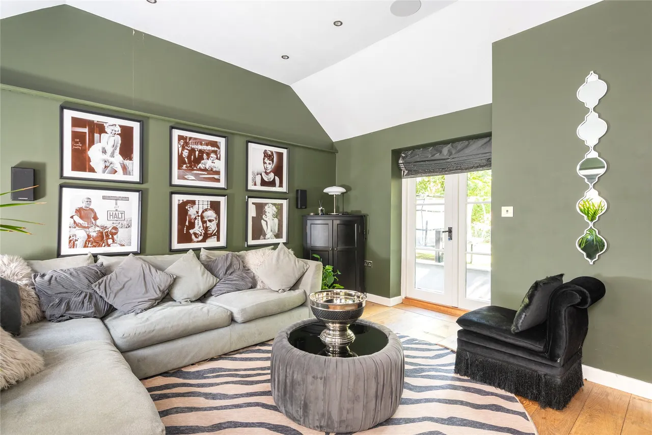 High Street, MK44, photo 20