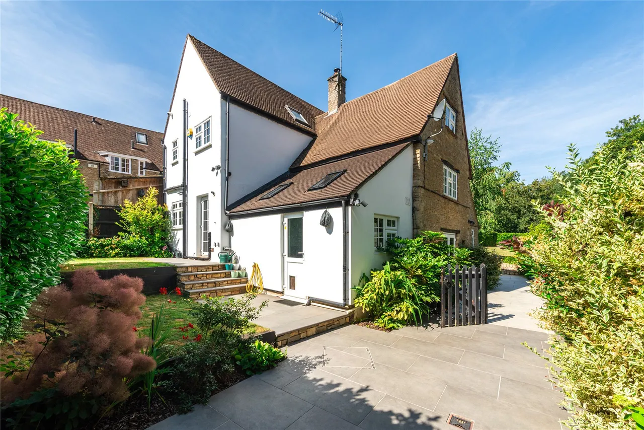 High Street, MK44, photo 23