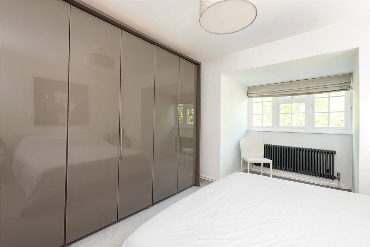 High Street, MK44, photo 16