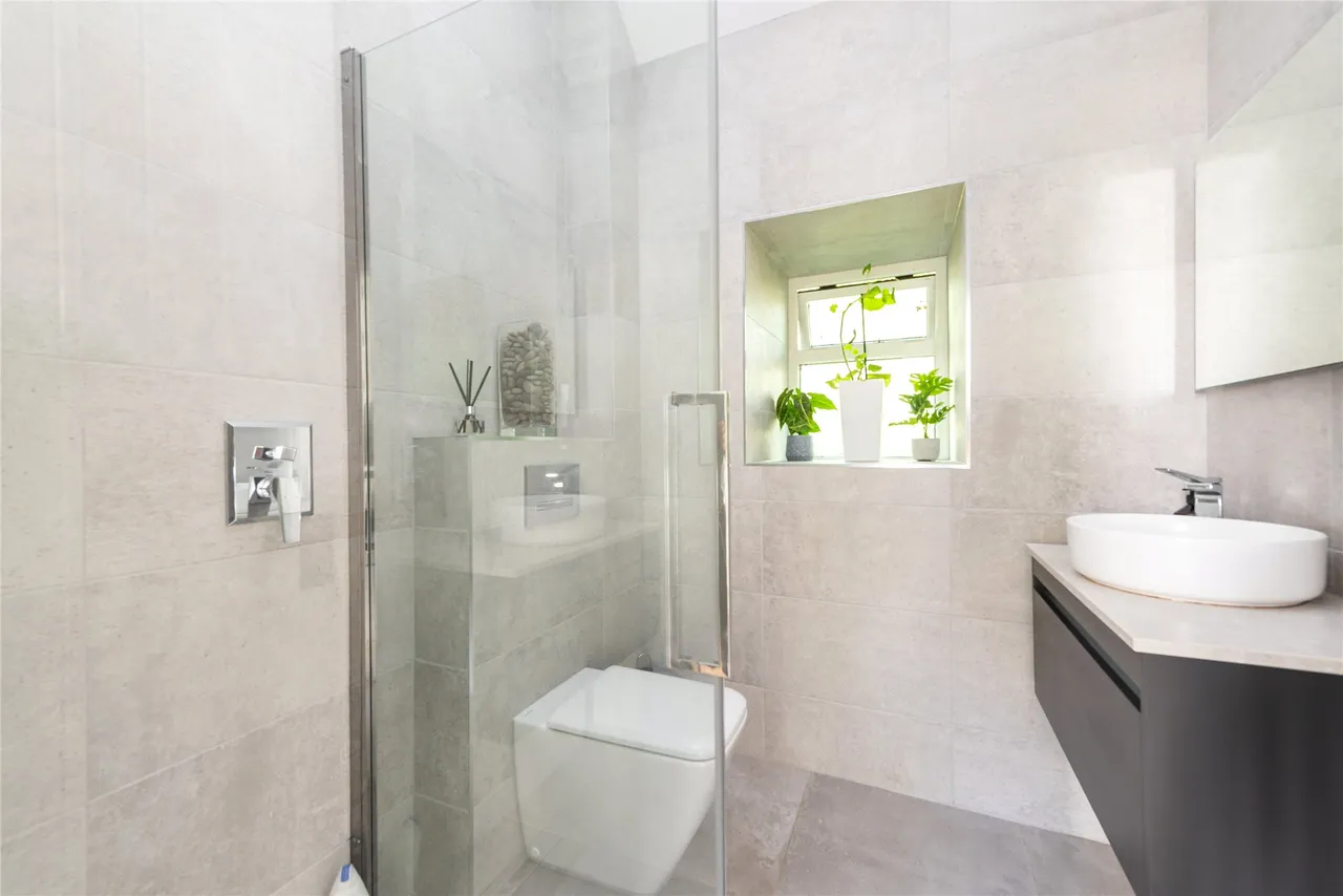 High Street, MK44, photo 22