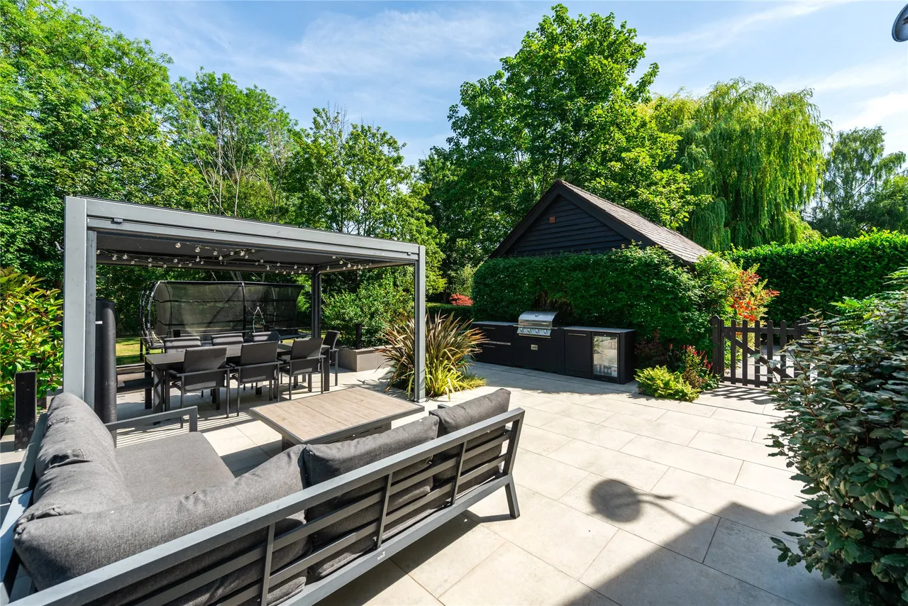 High Street, MK44, photo 26