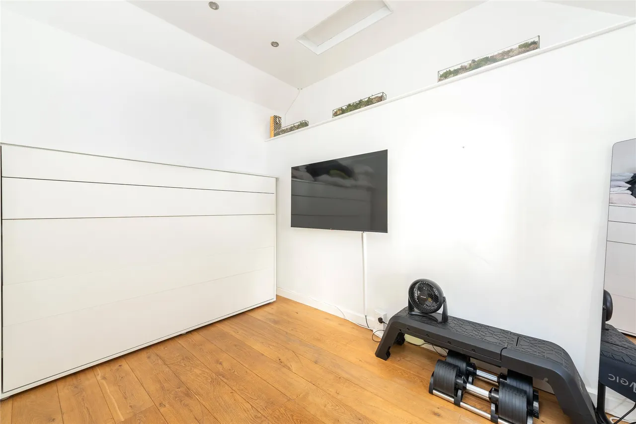 High Street, MK44, photo 21