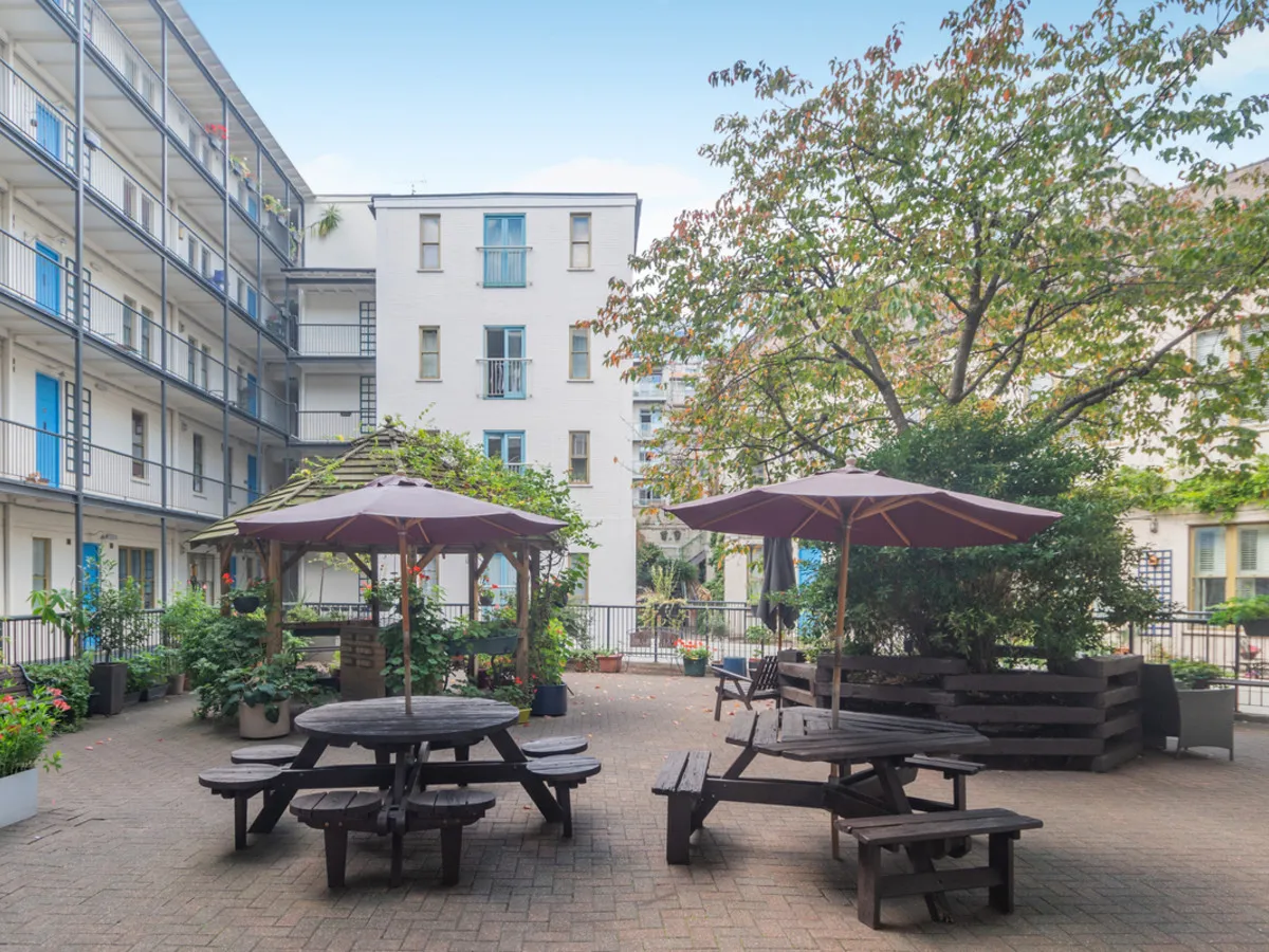 Commercial Road, London, E14, photo 6