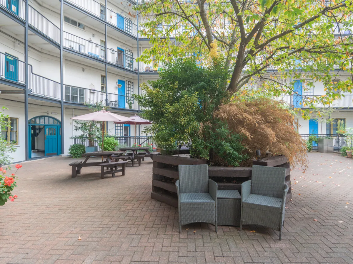 Commercial Road, London, E14, photo 14
