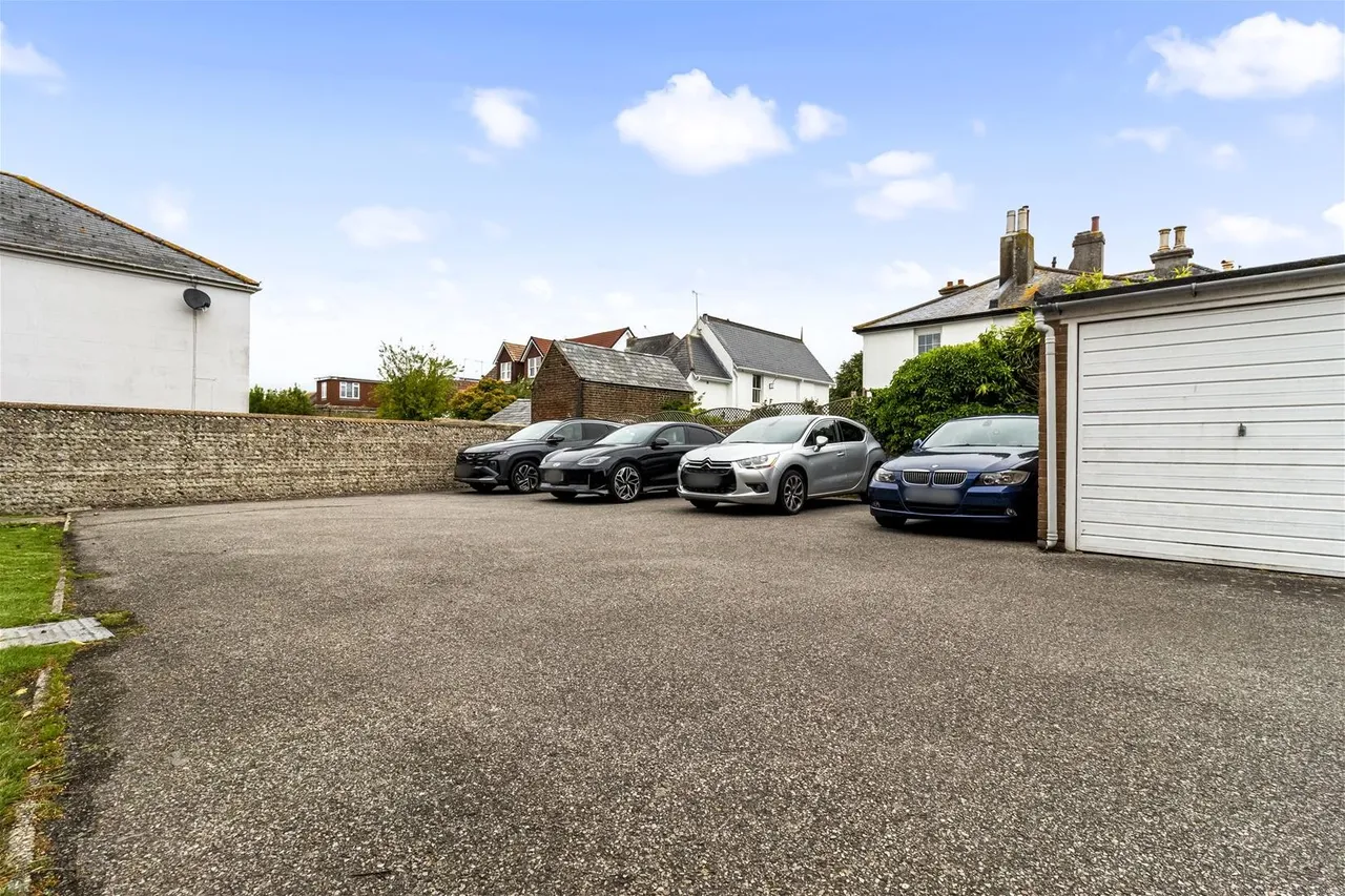 Victoria Road, Worthing, photo 9