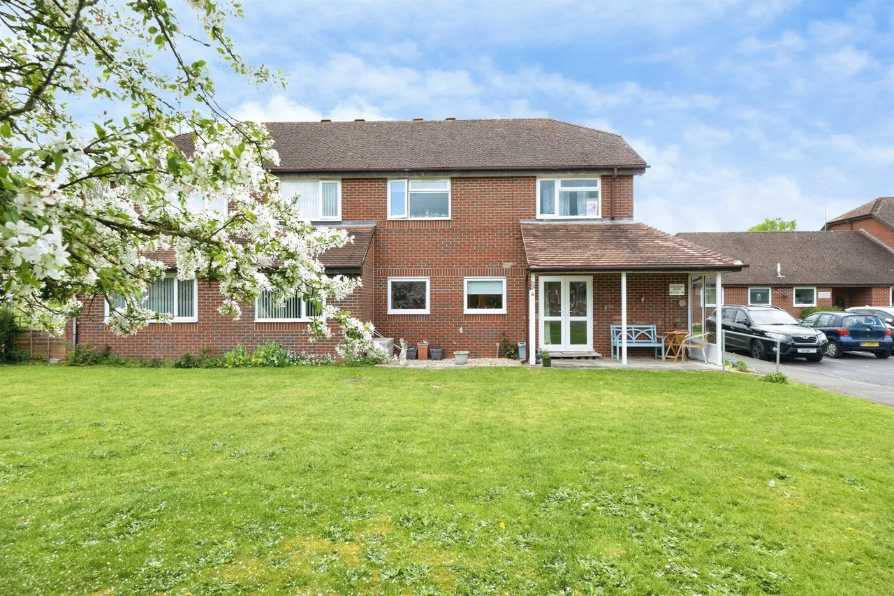 2 bed flat for sale — Ruskin Court, Newport Pagnell