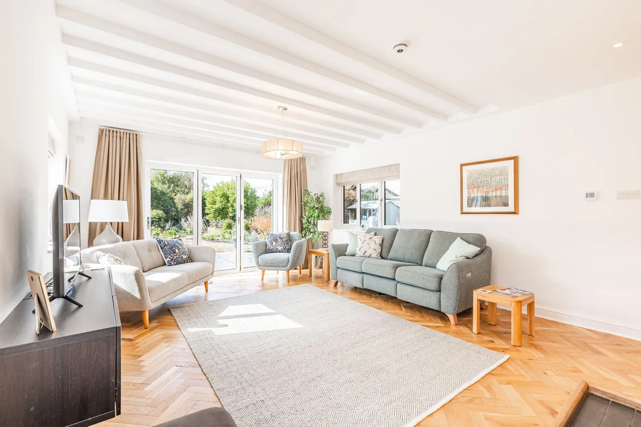 Recently Renovated Detached Property, photo 2