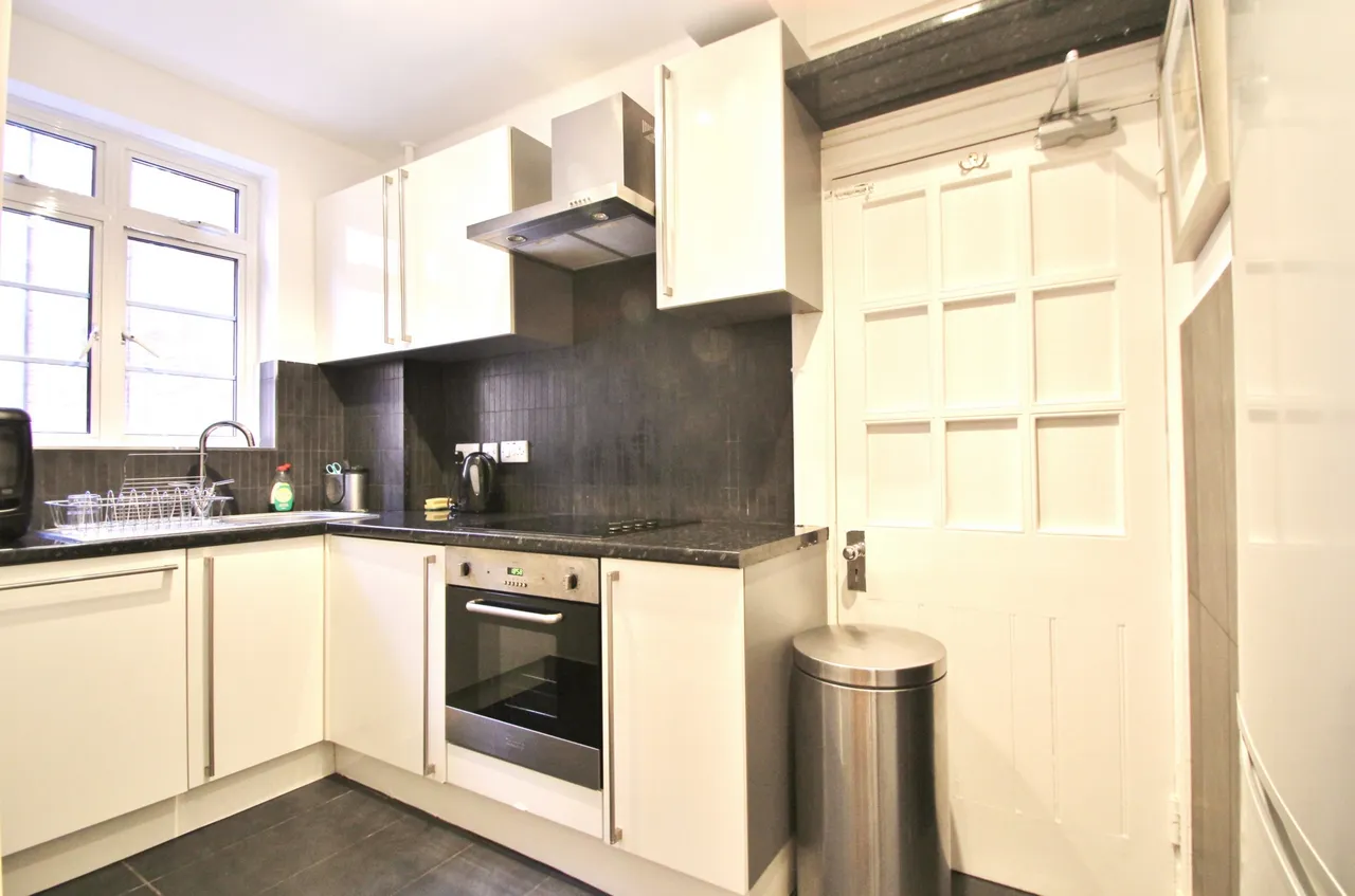Hammersmith Road, London, W6, photo 2
