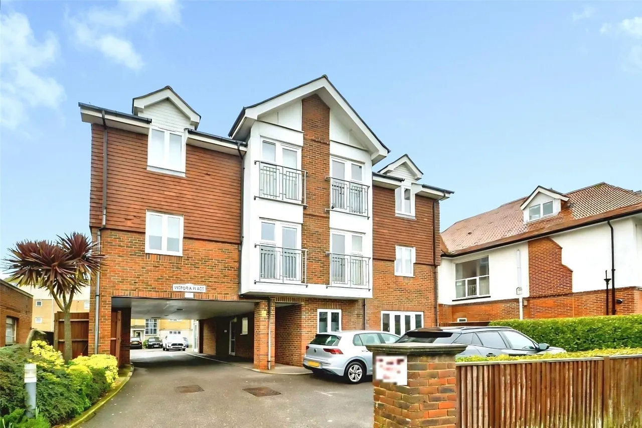 2 bed flat for sale, Victoria Drive, PO21