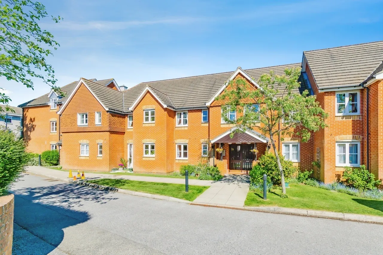 Hillcroft Court, Chaldon Road, Caterham, Surrey, CR3, photo 5
