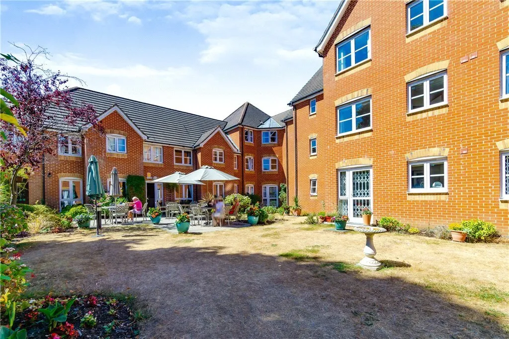 Hillcroft Court, Chaldon Road, Caterham, Surrey, CR3, photo 8