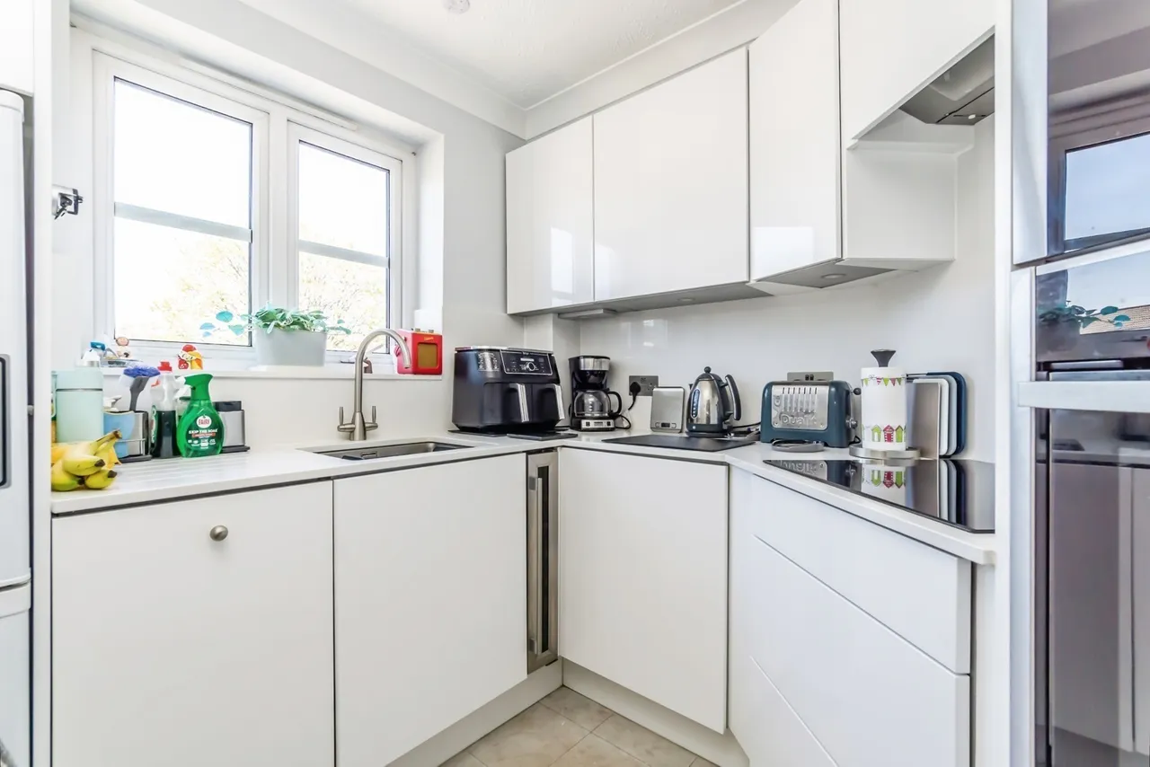 Hillcroft Court, Chaldon Road, Caterham, Surrey, CR3, photo 2