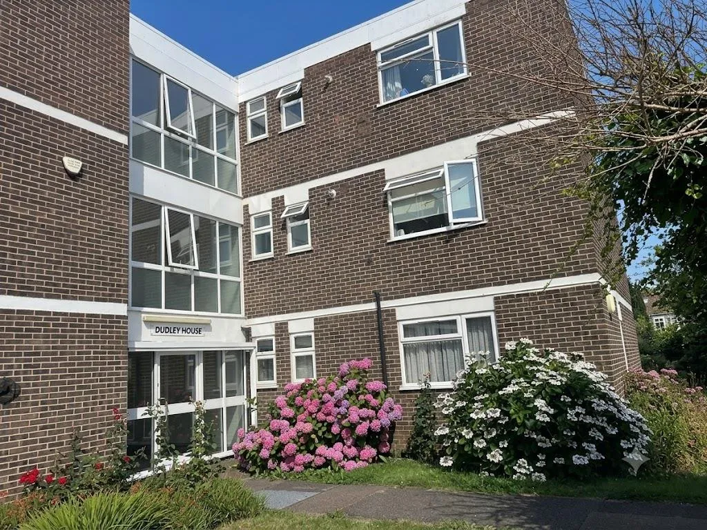 2 bed flat for sale — Dudley House, Stratton Close, Edgware