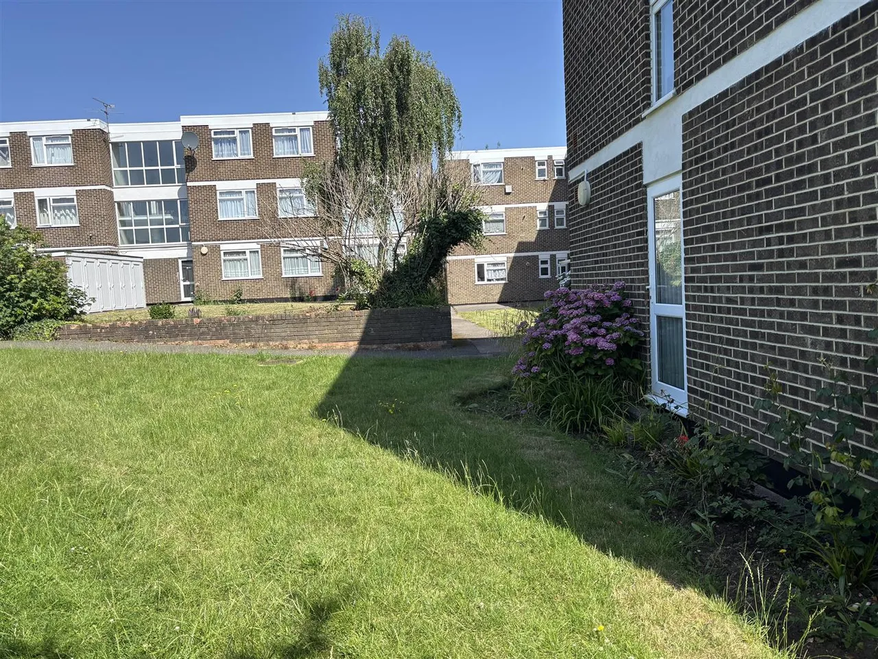 Dudley House, Stratton Close, Edgware, photo 11