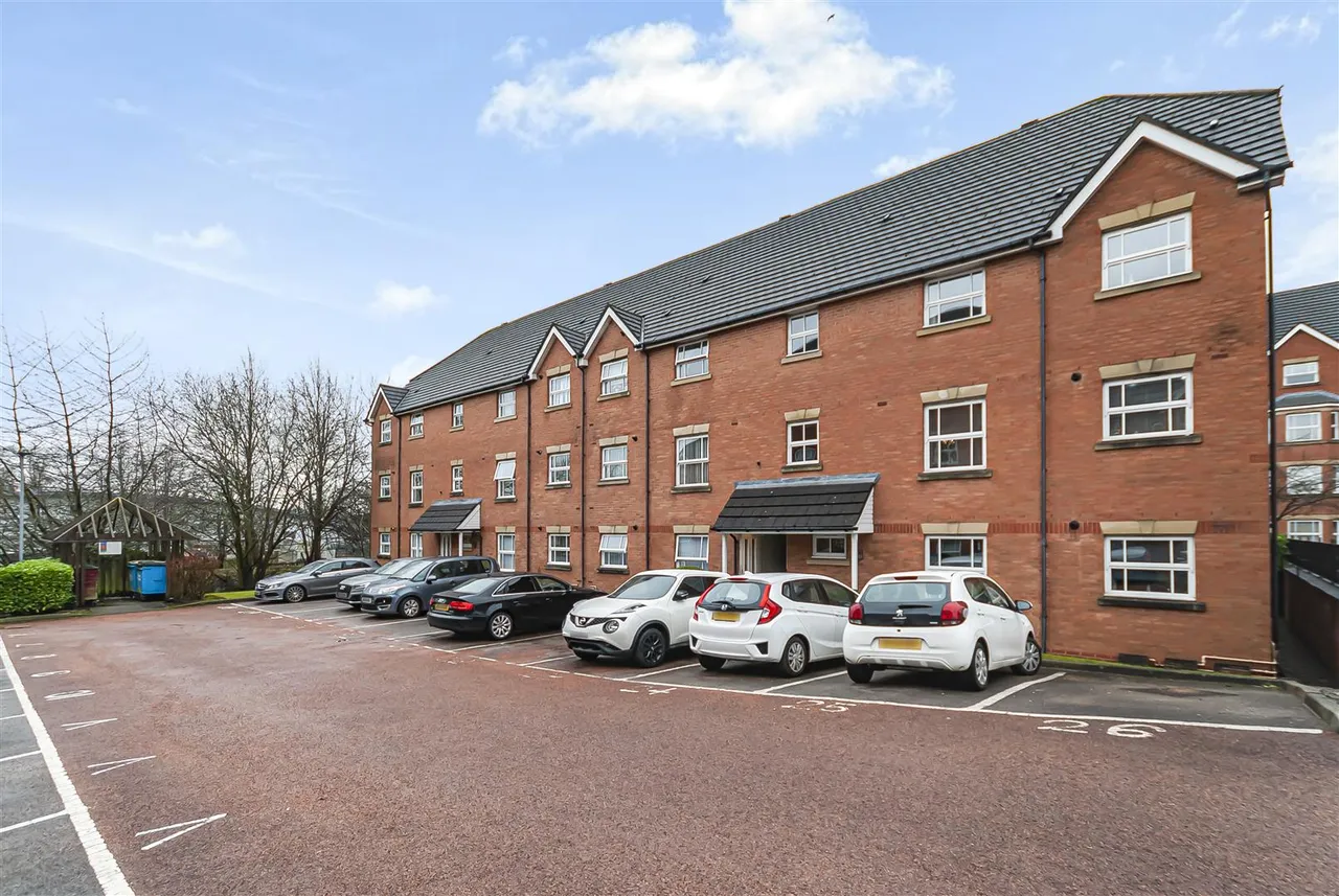 Royal Court Drive, Bolton, BL1 4AZ, photo 9