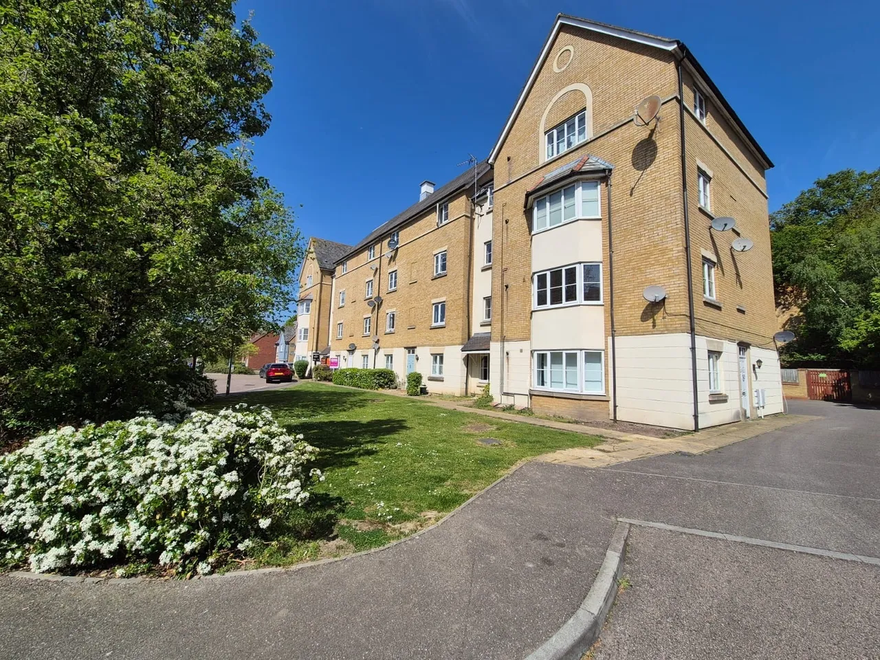 2 bed flat to rent, San Luis Drive, Chafford Hundred, RM16