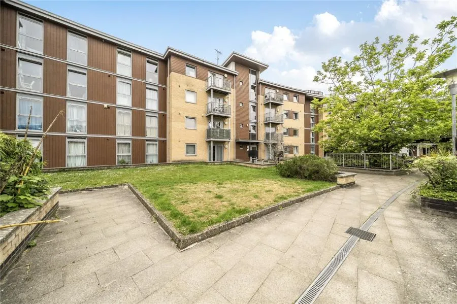 2 bed flat for sale, Kelvin Gate, Bracknell, RG12