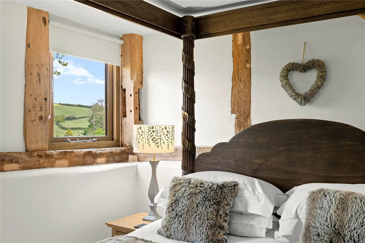 A semi-detached two bedroom bespoke barn conversion with character and charm in a quiet courtyard setting close to open, photo 16
