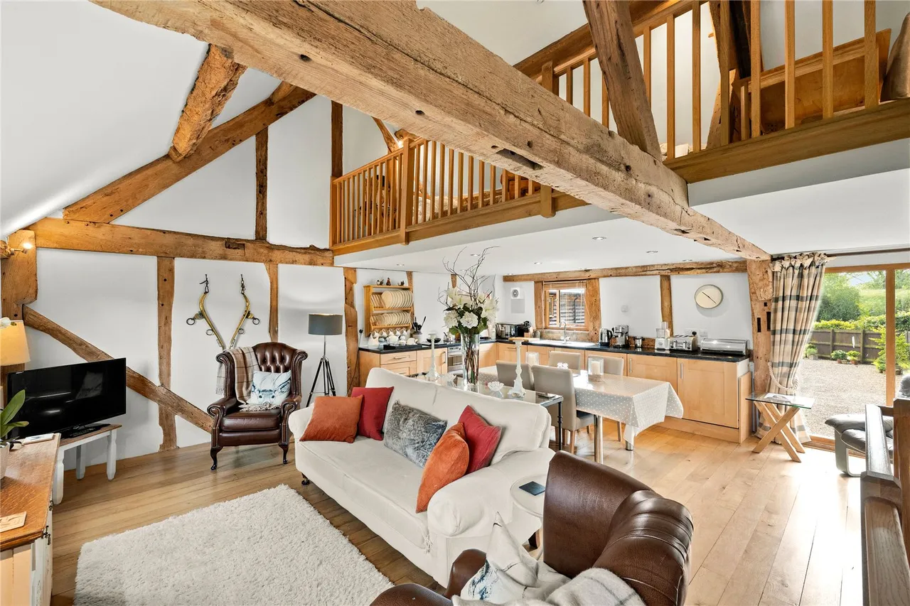A semi-detached two bedroom bespoke barn conversion with character and charm in a quiet courtyard setting close to open, photo 12