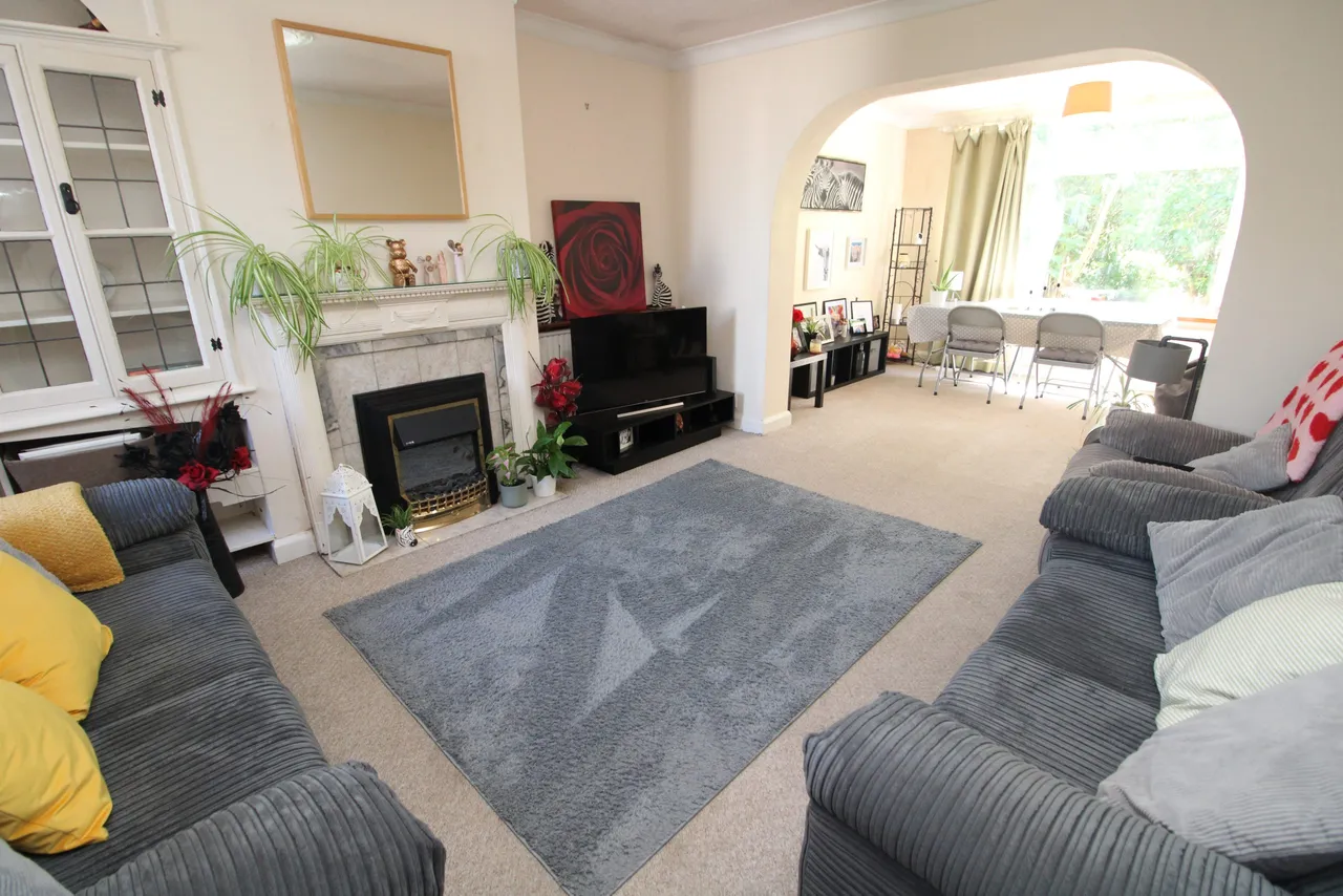 Hall Avenue, Rushden, Rushden, NN10 9ES, photo 2