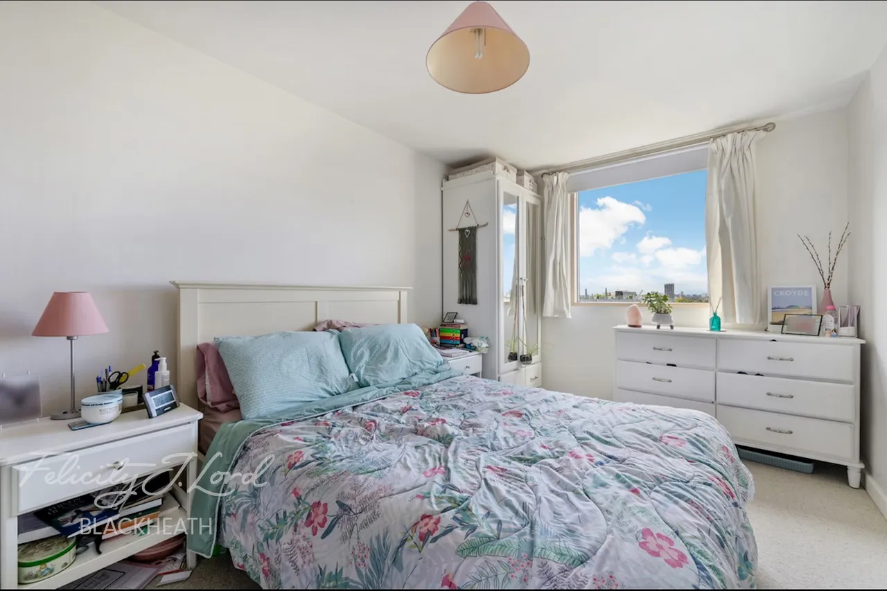 Restell Close, London, photo 5
