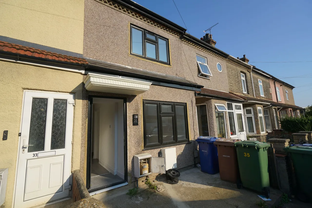 Charlton Street, Grays, RM20, photo 3