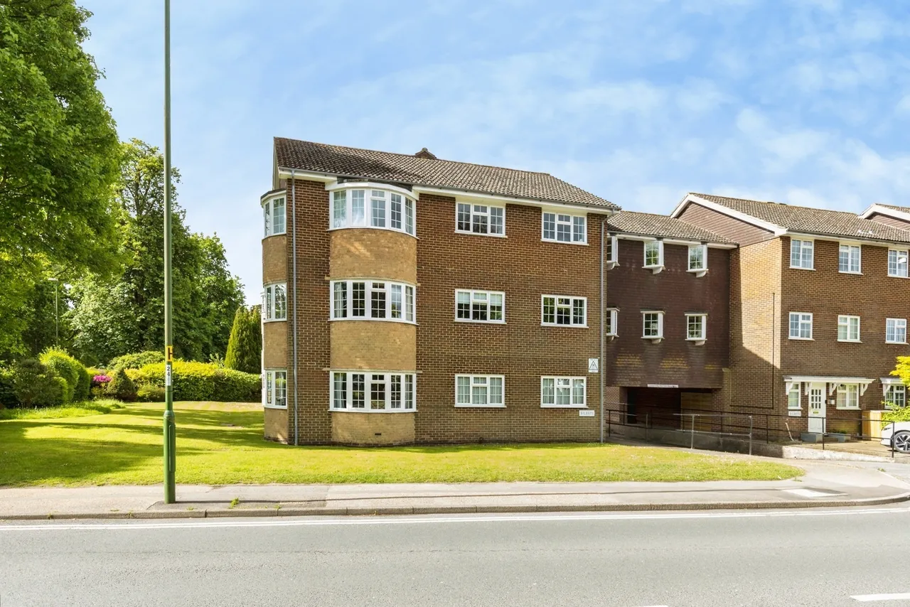2 bed flat for sale, Rushams Road, Horsham, RH12