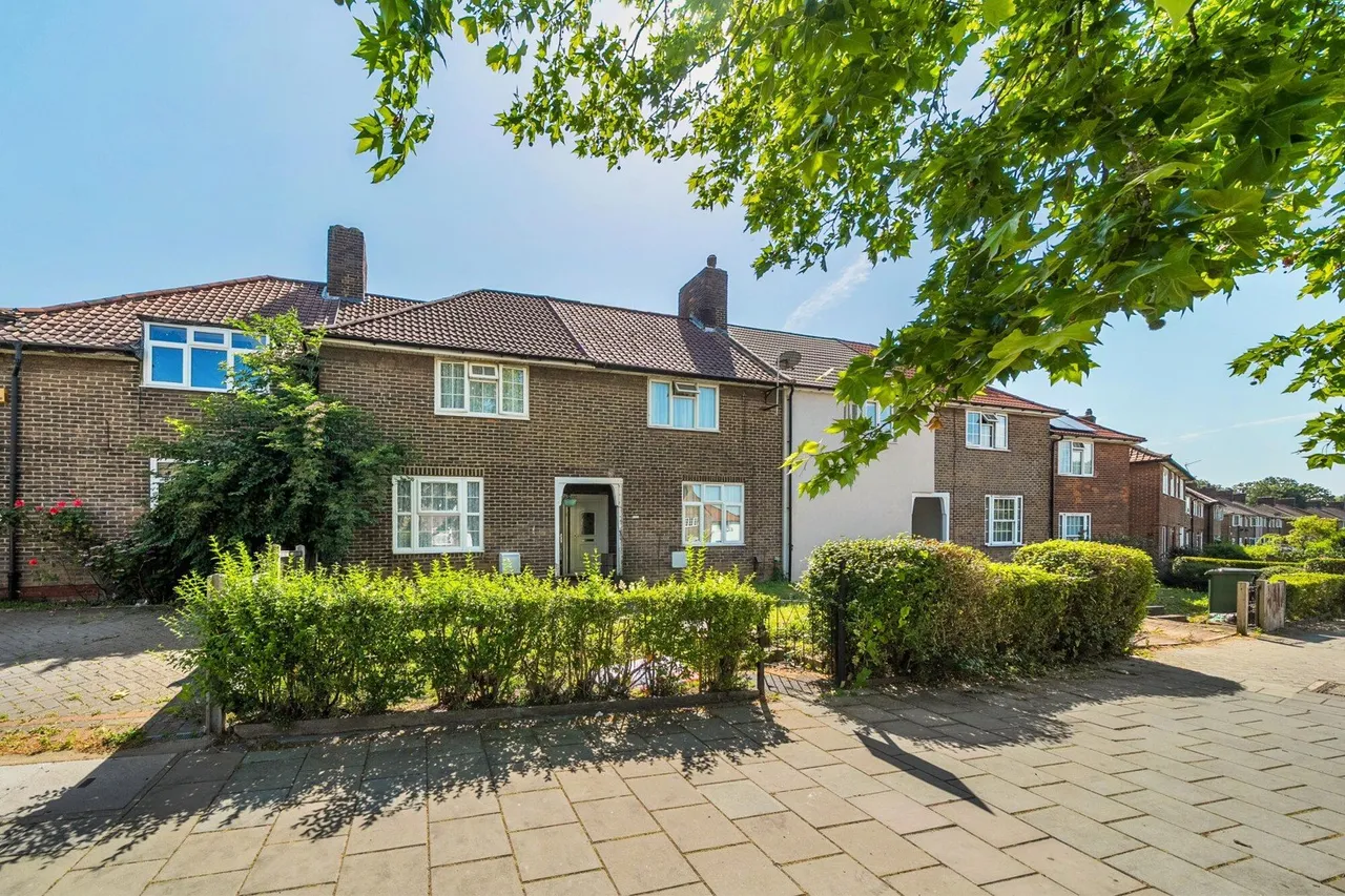 2 bed house for sale — Downham Way, BR1