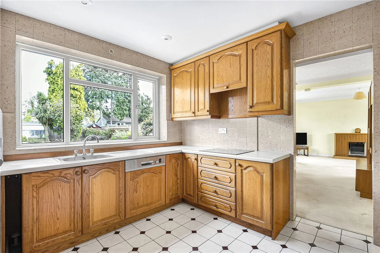 Pine Wood, Sunbury-on-Thames, TW16, photo 3