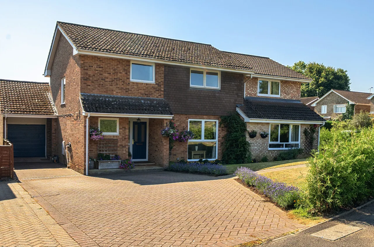 6 bed house for sale, Barnes Close, West Wellow, SO51