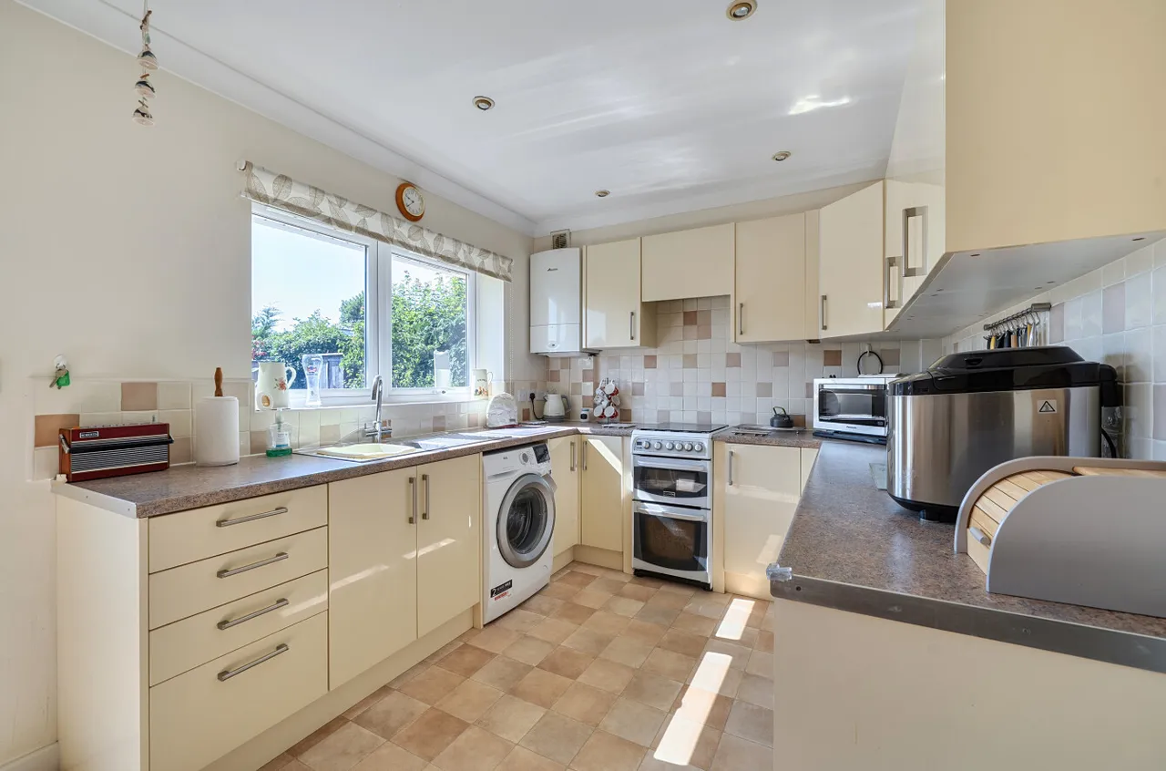 Barnes Close, West Wellow, SO51, photo 5