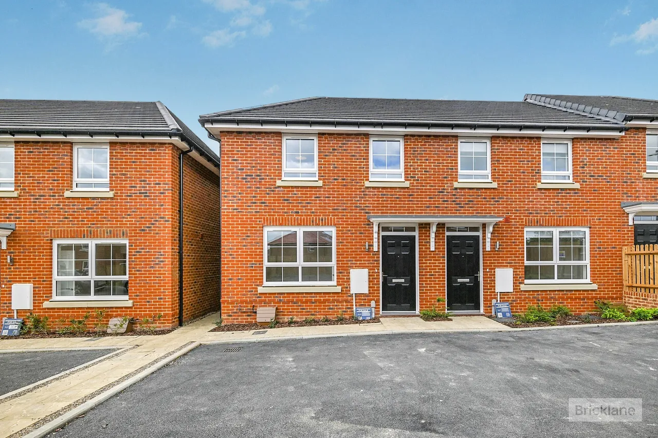 3 bed house to rent — Winston Avenue, Sittingbourne