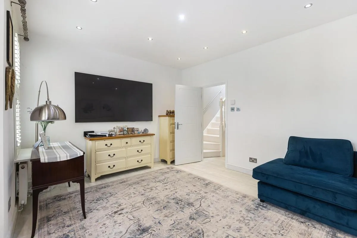 Adelaide Road, London, W13, photo 15